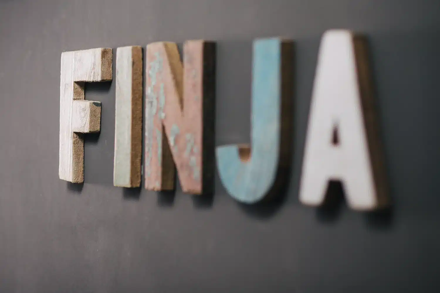 Finja aus Holzbuchstaben