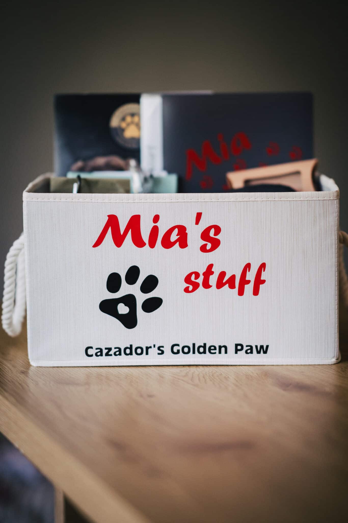 Aufbewahrungsbox mit der Aufschrift Mia s stuff von der Züchterin
